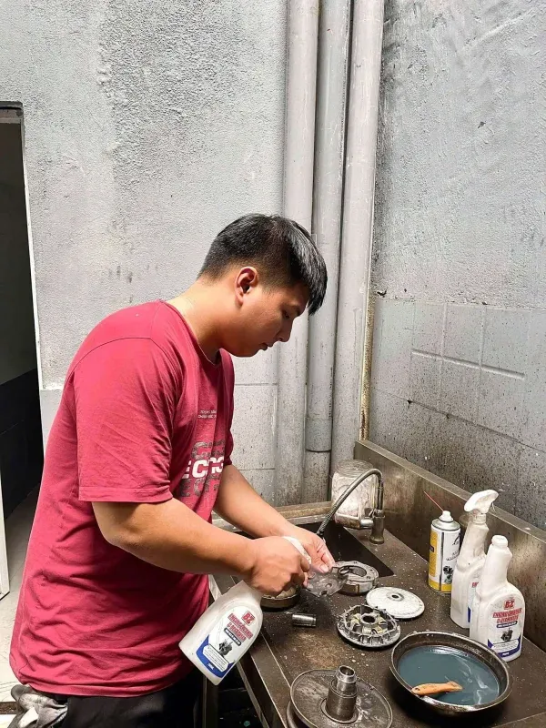 Vệ sinh côn xe tay ga ở đâu uy tín, giá rẻ tại Hà Nội, Hải Phòng? Bao lâu nên làm? 3 vệ sinh côn xe tay ga
