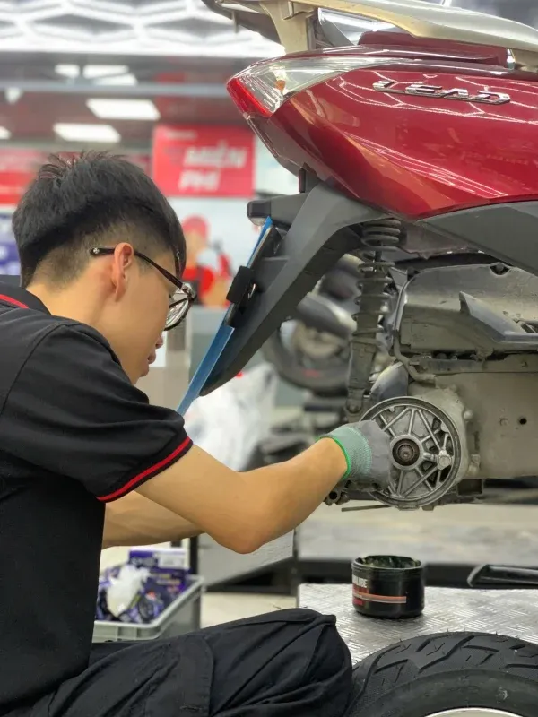 Đánh giá Xe Cưng Motor: Có nên bảo dưỡng xe tại Xe Cưng? 2 Kỹ thuật viên kiểm tra tình trạng xe trước khi thực hiện bảo dưỡng